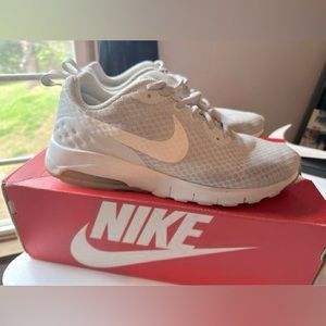 Nike Air Max Motion Low, Women’s 8.5